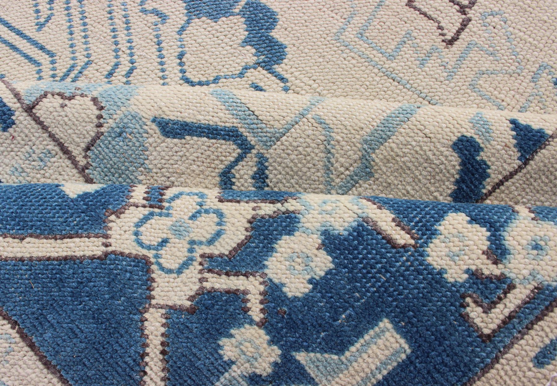 Blue and Ivory Geometric Design Vintage Turkish Rug with Blossoming Medallion kwarugs Geometric design Medallion Oushak rug from 1940's Turkey in ivory and blue tones, rug en - 165321, country of origin / type: Turkey / Oushak, circa 1940. ... - Keivan Woven ArtsEN - 165938 - 10958Rug