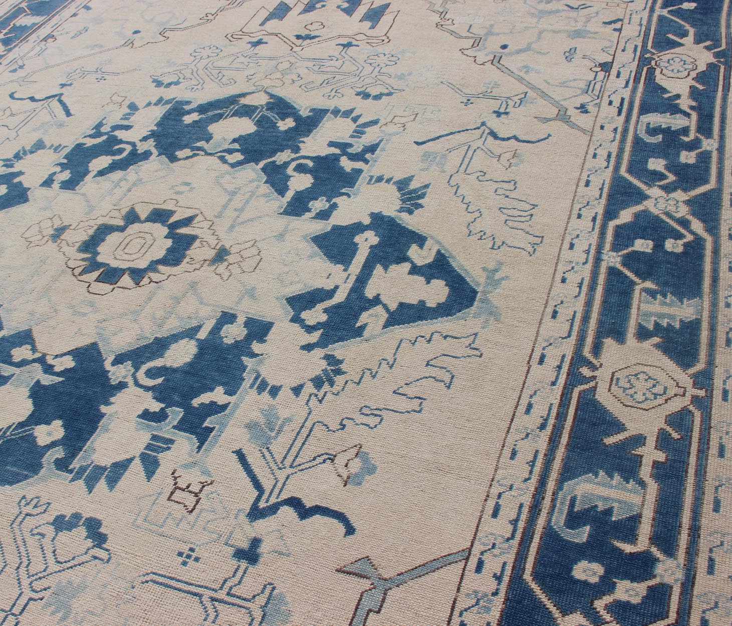 Blue and Ivory Geometric Design Vintage Turkish Rug with Blossoming Medallion kwarugs Geometric design Medallion Oushak rug from 1940's Turkey in ivory and blue tones, rug en - 165321, country of origin / type: Turkey / Oushak, circa 1940. ... - Keivan Woven ArtsEN - 165938 - 10958Rug
