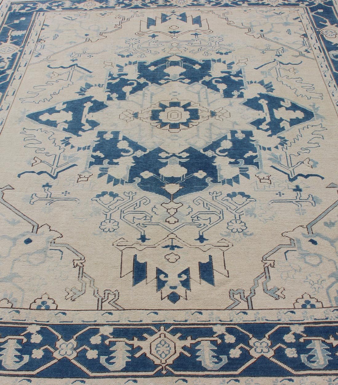 Blue and Ivory Geometric Design Vintage Turkish Rug with Blossoming Medallion kwarugs Geometric design Medallion Oushak rug from 1940's Turkey in ivory and blue tones, rug en - 165321, country of origin / type: Turkey / Oushak, circa 1940. ... - Keivan Woven ArtsEN - 165938 - 10958Rug