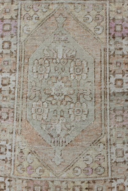 Muted Colored Turkish Keivan Woven Arts Oushak Rug Is Subdued Medallion Design vintage Turkish Oushak rug with an understated medallion with flowers and geometric motifs, Keivan Woven Arts / rug EN - 176024, country of origin / type: Turkey / Oush... - Keivan Woven ArtsEN - 176024 - 10229Rug