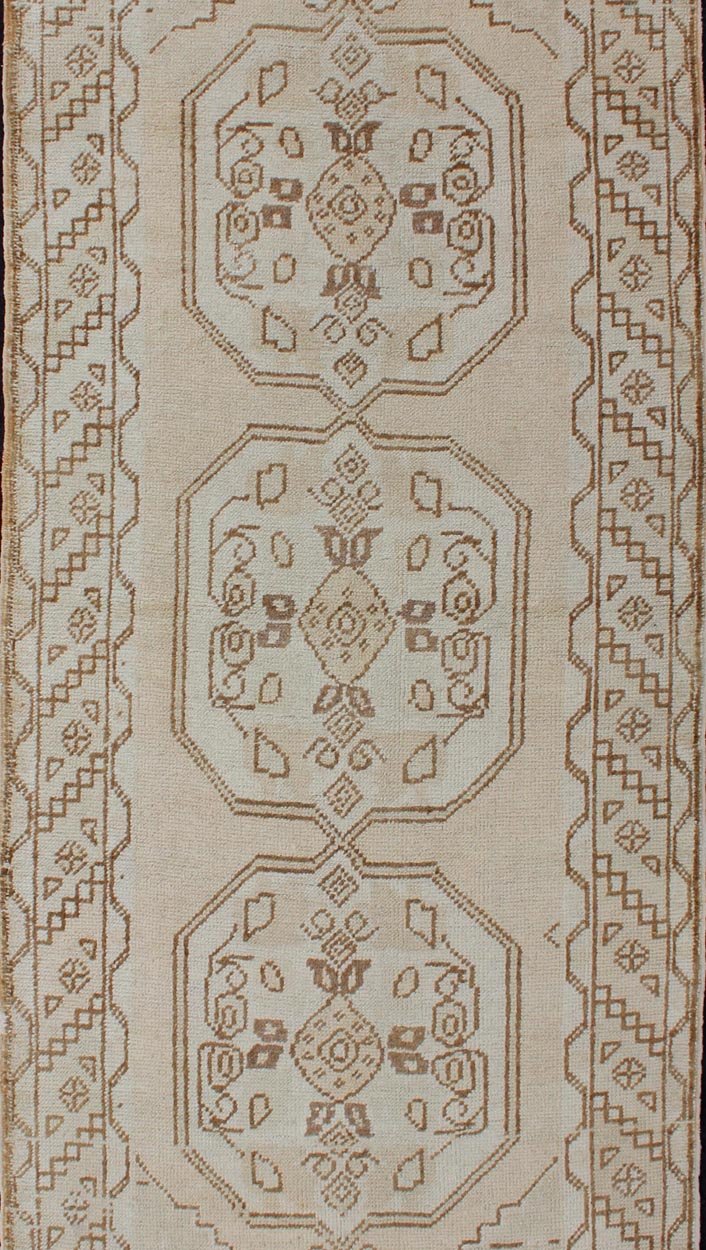 Vintage Turkish Oushak Runner with Stylized Three Medallion Design Turkish Oushak Vintage Carpet, rug en - 176166, country of origin / type: Turkey / Oushak, circa 1950 This Oushak rug from Turkey features a tri - medallion design flanked by ... - Keivan Woven ArtsEN - 176166 - 10638Rug