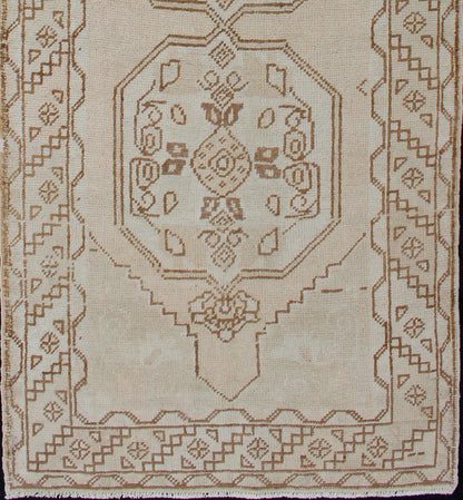 Vintage Turkish Oushak Runner with Stylized Three Medallion Design Turkish Oushak Vintage Carpet, rug en - 176166, country of origin / type: Turkey / Oushak, circa 1950 This Oushak rug from Turkey features a tri - medallion design flanked by ... - Keivan Woven ArtsEN - 176166 - 10638Rug