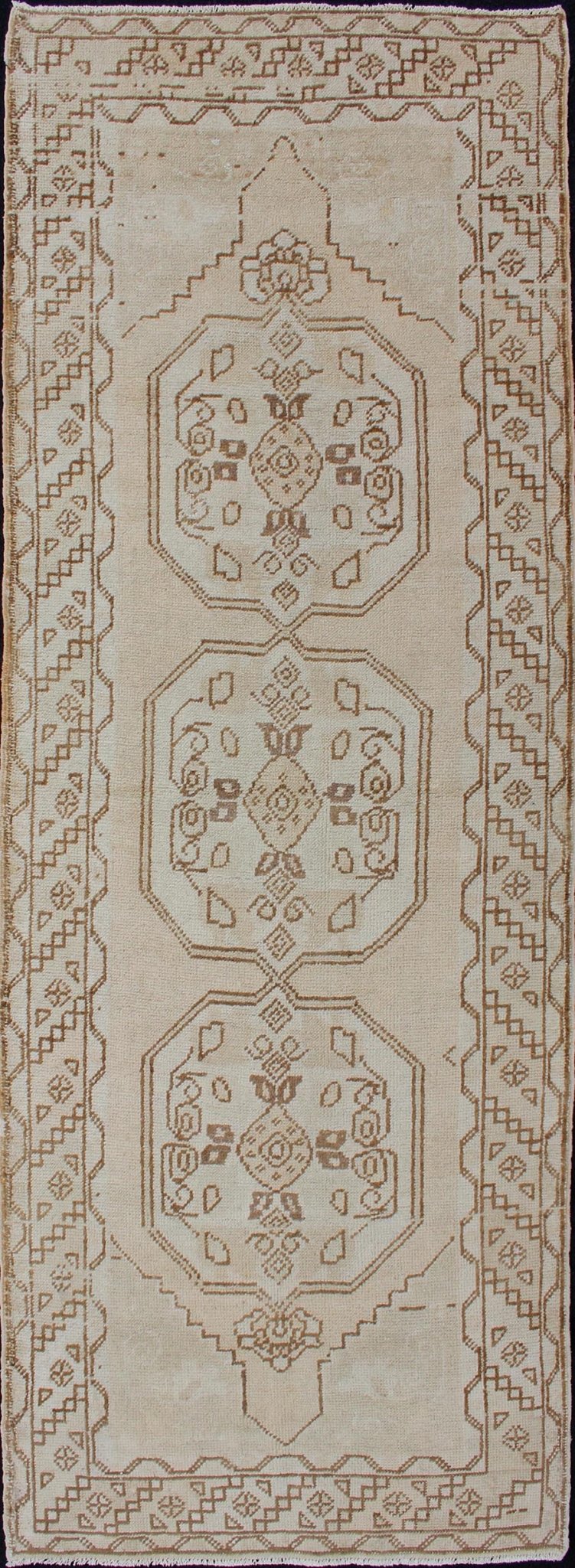 Vintage Turkish Oushak Runner with Stylized Three Medallion Design Turkish Oushak Vintage Carpet, rug en - 176166, country of origin / type: Turkey / Oushak, circa 1950 This Oushak rug from Turkey features a tri - medallion design flanked by ... - Keivan Woven ArtsEN - 176166 - 10638Rug