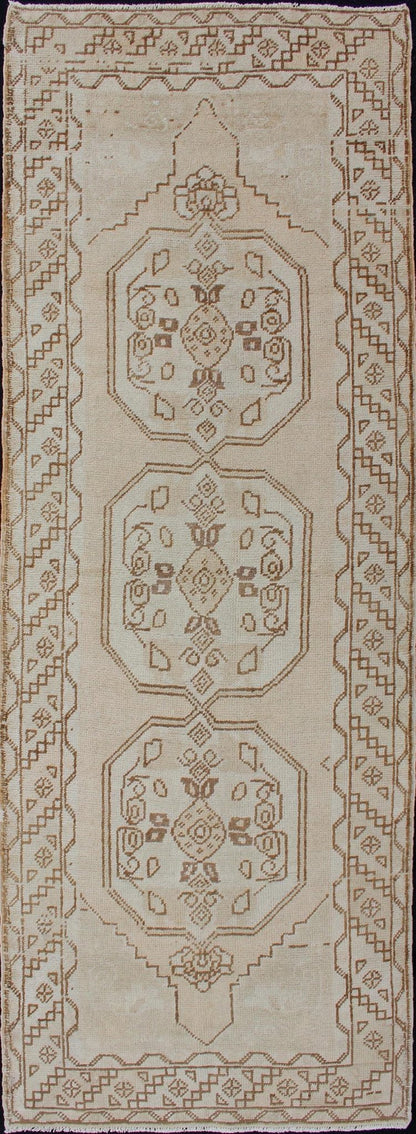 Vintage Turkish Oushak Runner with Stylized Three Medallion Design Turkish Oushak Vintage Carpet, rug en - 176166, country of origin / type: Turkey / Oushak, circa 1950 This Oushak rug from Turkey features a tri - medallion design flanked by ... - Keivan Woven ArtsEN - 176166 - 10638Rug