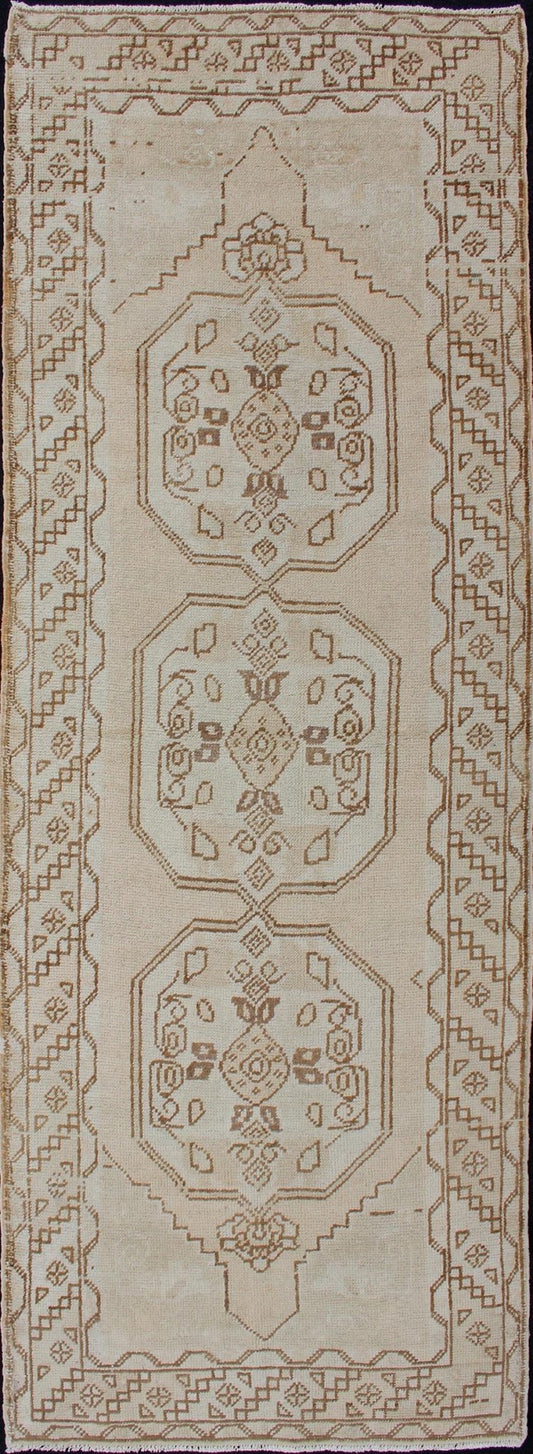 Vintage Turkish Oushak Runner with Stylized Three Medallion Design Turkish Oushak Vintage Carpet, rug en - 176166, country of origin / type: Turkey / Oushak, circa 1950 This Oushak rug from Turkey features a tri - medallion design flanked by ... - Keivan Woven ArtsEN - 176166 - 10638Rug