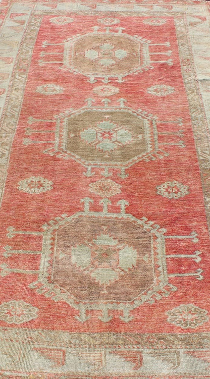 Vintage Turkish Oushak Rug with Geoemetric Medallions Turkish Oushak Vintage Carpet with Geometric Medallion Design, rug en - 176258, country of origin / type: Turkey / Oushak, circa 1940 This Oushak rug from Turkey features a multi - medalli... - Keivan Woven ArtsEN - 176258 - 10646Rug