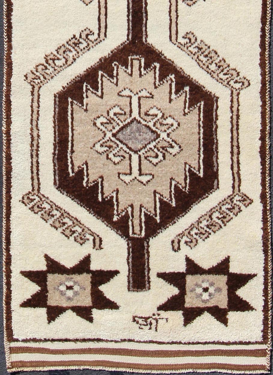 Vintage Turkish Tulu Gallery Rug with Tribal Medallions in Shades of Brown Turkish Tulu Vintage Runner with Vertical Tribal Medallion Design, rug en - 176266, country of origin / type: Turkey / Tulu, circa 1960 This unique Turkish Tulu runn... - Keivan Woven ArtsEN - 176266 - 10820Rug