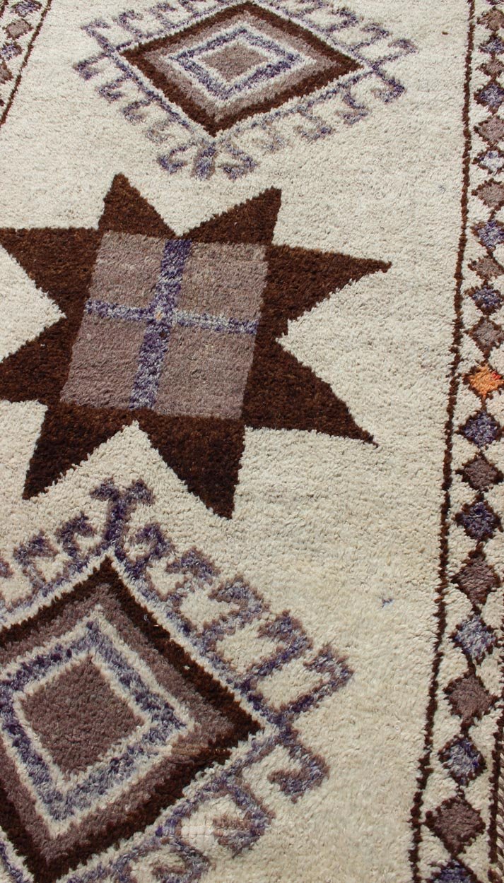 Brown and cream tribal design Turkish Tulu runner vintage, rug en - 176267, country of origin / type: Turkey / Tulu, circa 1960 This unique Turkish Tulu runner features a vertical arrangement of graphic, brown, geometric tribal designs set atop a ... - Keivan Woven ArtsEN - 176267 - 10824Rug