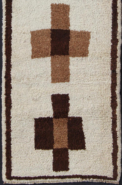 Turkish Tulu vintage runner in dark brown tones with Tribal Medallion design, rug EN - 176279, country of origin / type: Turkey / Tulu, circa 1960. Keivan Woven Arts This unique Turkish Tulu runner features a minimal, modern vertical design of cr... - Keivan Woven ArtsEN - 176279 - 10986Rug