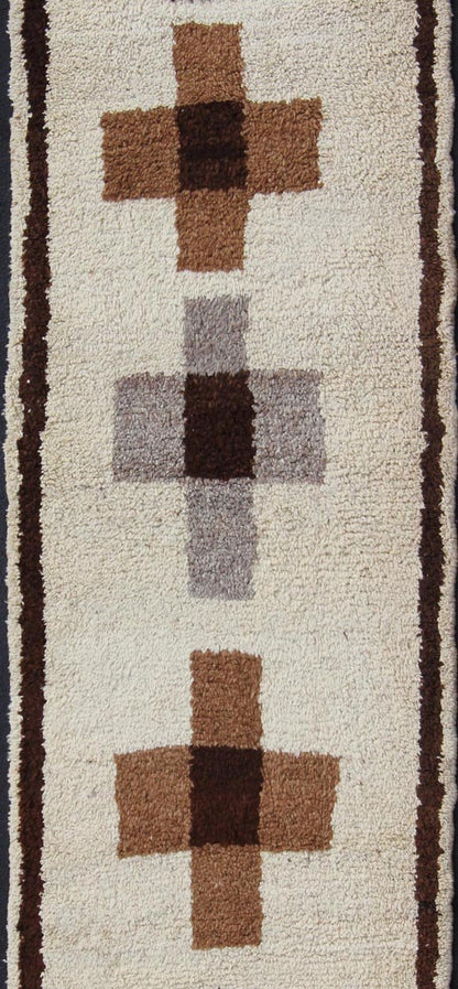 Turkish Tulu vintage runner in dark brown tones with Tribal Medallion design, rug EN - 176279, country of origin / type: Turkey / Tulu, circa 1960. Keivan Woven Arts This unique Turkish Tulu runner features a minimal, modern vertical design of cr... - Keivan Woven ArtsEN - 176279 - 10986Rug