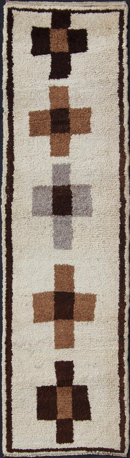 Turkish Tulu vintage runner in dark brown tones with Tribal Medallion design, rug EN - 176279, country of origin / type: Turkey / Tulu, circa 1960. Keivan Woven Arts This unique Turkish Tulu runner features a minimal, modern vertical design of cr... - Keivan Woven ArtsEN - 176279 - 10986Rug