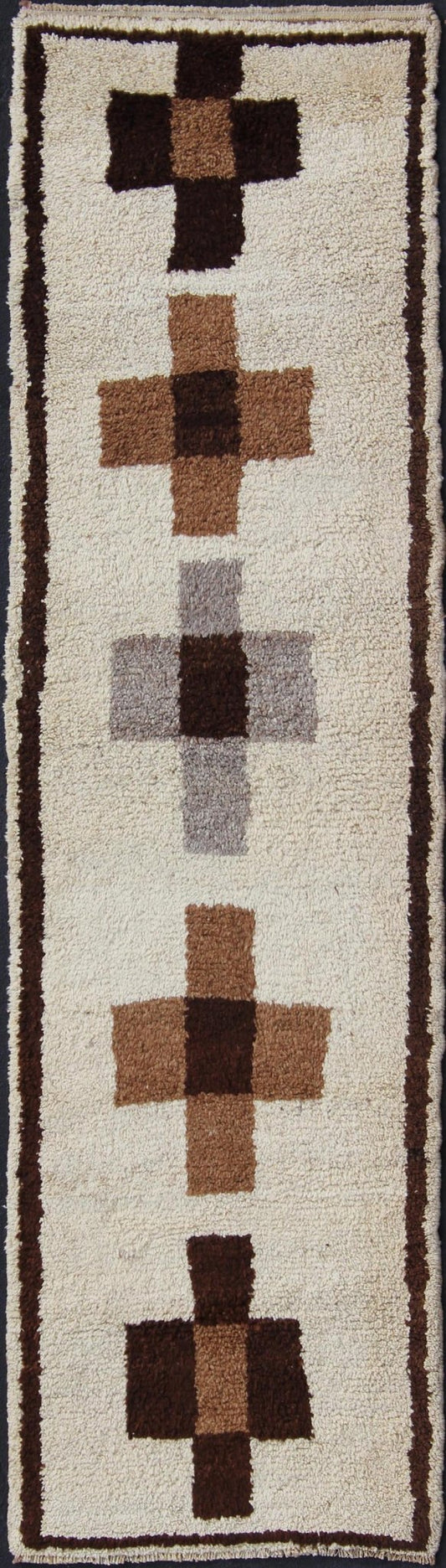 Turkish Tulu vintage runner in dark brown tones with Tribal Medallion design, rug EN - 176279, country of origin / type: Turkey / Tulu, circa 1960. Keivan Woven Arts This unique Turkish Tulu runner features a minimal, modern vertical design of cr... - Keivan Woven ArtsEN - 176279 - 10986Rug