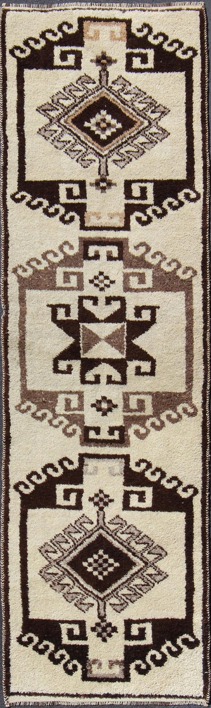 Turkish Tulu vintage runner in dark brown tones with tribal medallion design, rug en - 176280, country of origin / type: Turkey / Tulu, circa 1960 This unique Turkish Tulu runner features a bold vertical design of tribal motifs set atop a cream - co... - Keivan Woven ArtsEN - 176280 - 10832Rug