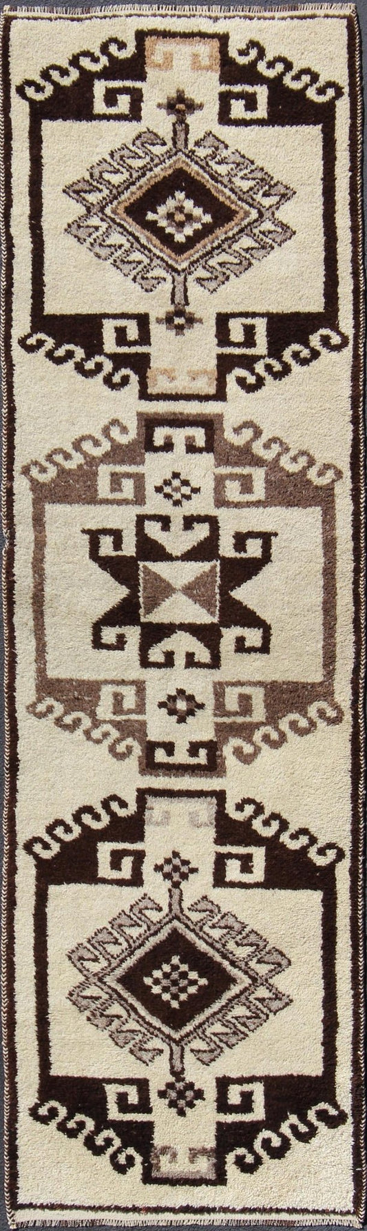Turkish Tulu vintage runner in dark brown tones with tribal medallion design, rug en - 176280, country of origin / type: Turkey / Tulu, circa 1960 This unique Turkish Tulu runner features a bold vertical design of tribal motifs set atop a cream - co... - Keivan Woven ArtsEN - 176280 - 10832Rug