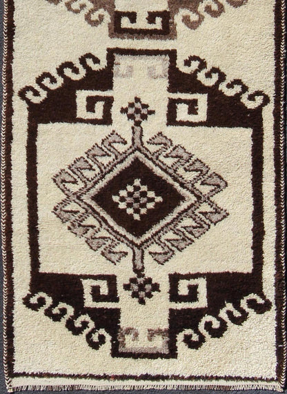 Turkish Tulu vintage runner in dark brown tones with tribal medallion design, rug en - 176280, country of origin / type: Turkey / Tulu, circa 1960 This unique Turkish Tulu runner features a bold vertical design of tribal motifs set atop a cream - co... - Keivan Woven ArtsEN - 176280 - 10832Rug