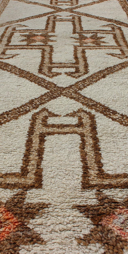Brown, tan, and cream Tulu vintage runner from Turkey with graphic design, rug en - 176284, country of origin or type: Turkey or Tulu, circa 1960 This unique Turkish Tulu runner features a graphic vertical design set atop a cream - colored field. Th... - Keivan Woven ArtsEN - 176284 - 10990Rug