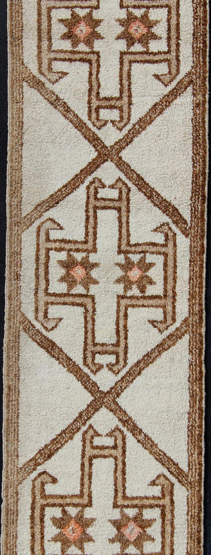 Brown, tan, and cream Tulu vintage runner from Turkey with graphic design, rug en - 176284, country of origin or type: Turkey or Tulu, circa 1960 This unique Turkish Tulu runner features a graphic vertical design set atop a cream - colored field. Th... - Keivan Woven ArtsEN - 176284 - 10990Rug