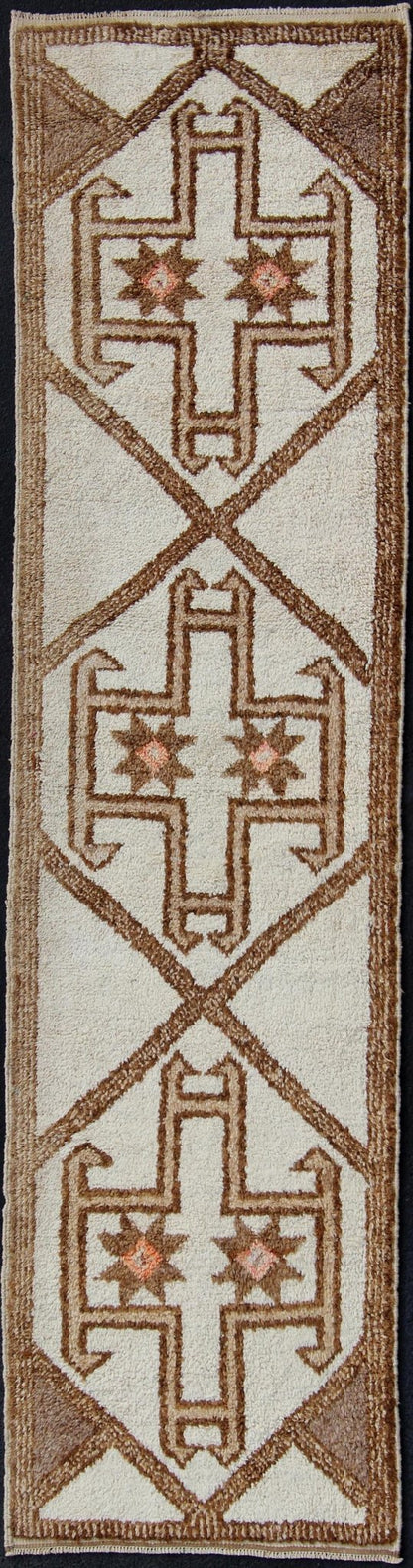 Brown, tan, and cream Tulu vintage runner from Turkey with graphic design, rug en - 176284, country of origin or type: Turkey or Tulu, circa 1960 This unique Turkish Tulu runner features a graphic vertical design set atop a cream - colored field. Th... - Keivan Woven ArtsEN - 176284 - 10990Rug