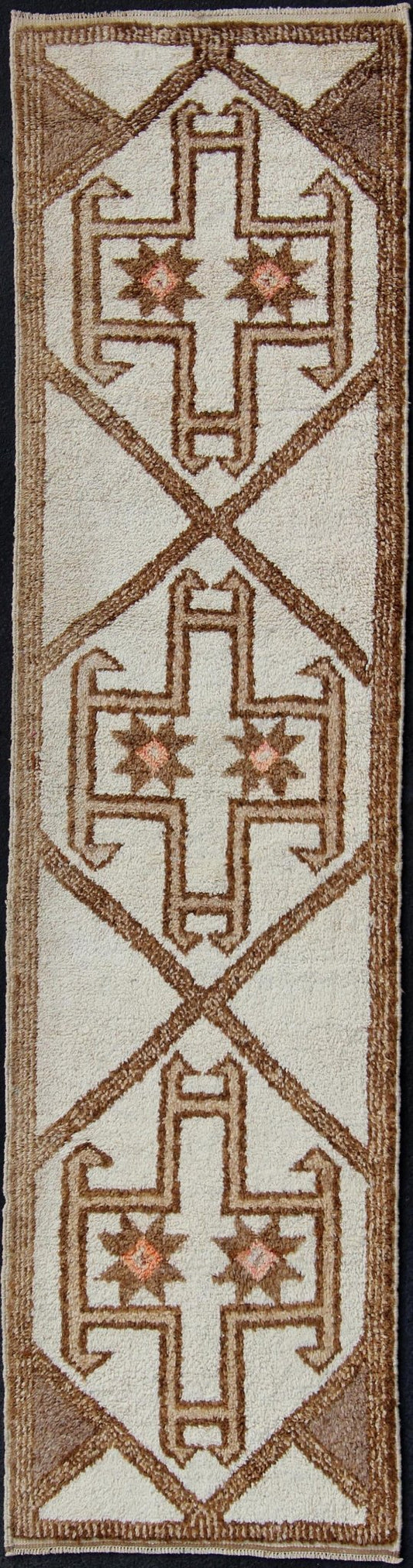 Brown, tan, and cream Tulu vintage runner from Turkey with graphic design, rug en - 176284, country of origin or type: Turkey or Tulu, circa 1960 This unique Turkish Tulu runner features a graphic vertical design set atop a cream - colored field. Th... - Keivan Woven ArtsEN - 176284 - 10990Rug