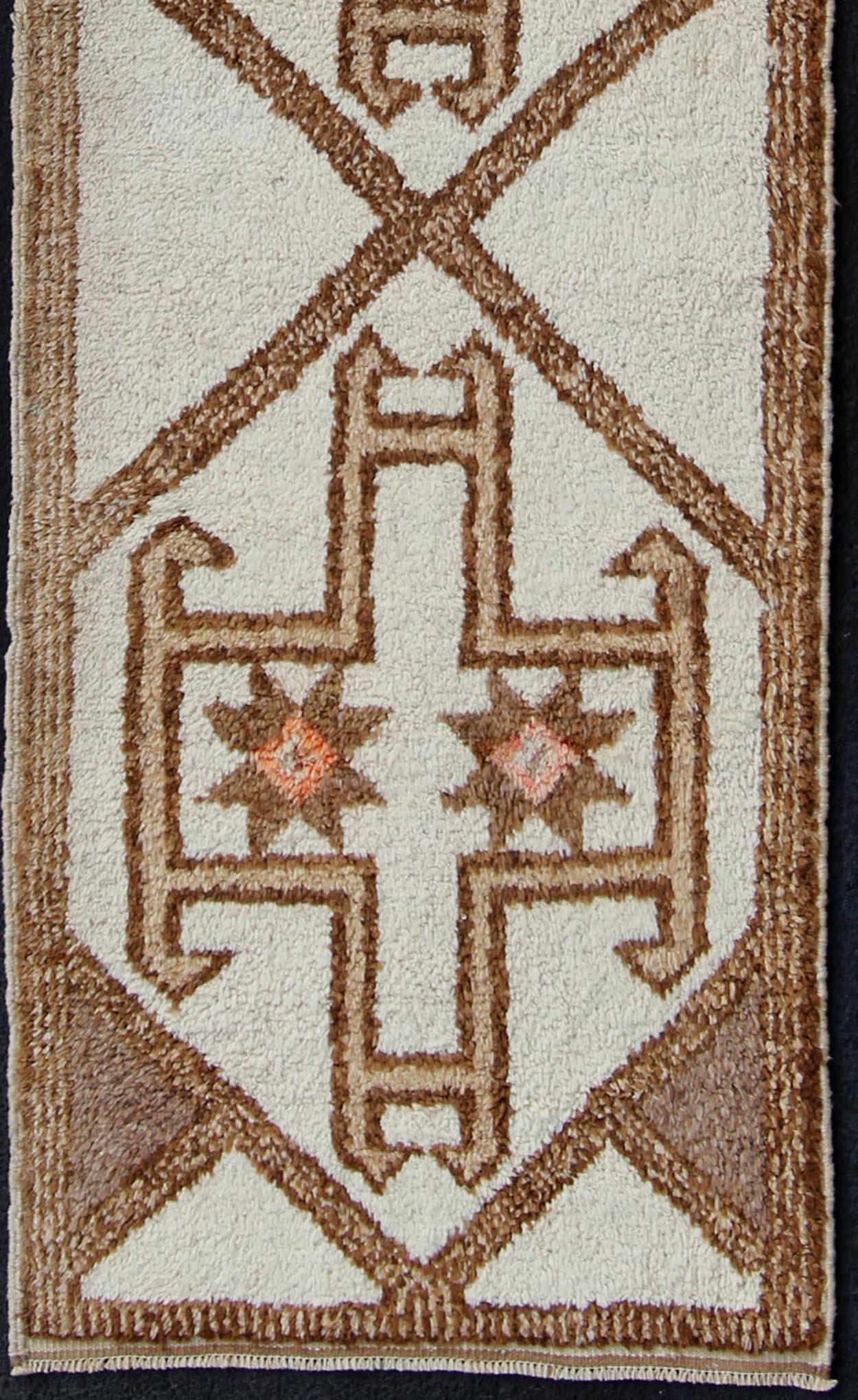 Brown, tan, and cream Tulu vintage runner from Turkey with graphic design, rug en - 176284, country of origin or type: Turkey or Tulu, circa 1960 This unique Turkish Tulu runner features a graphic vertical design set atop a cream - colored field. Th... - Keivan Woven ArtsEN - 176284 - 10990Rug