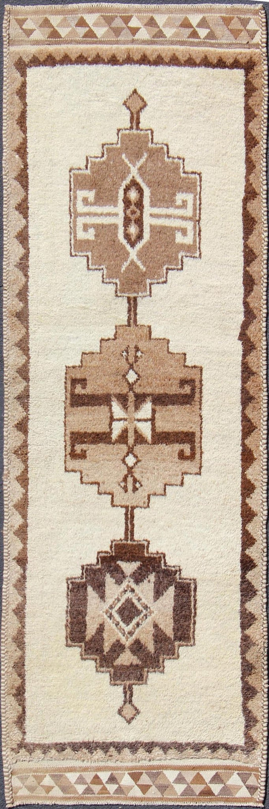 Keivan Woven Arts, En - 176285 Vintage Turkish Tulu Runner Rug With Tribal Motifs in Shades of Brown and Cream. Turkish Tulu vintage runner in earth tones with tribal medallion design, rug en - 176285, country of origin / type: turkey / Tulu, circa 1960 ... - Keivan Woven ArtsEN - 176285 - 10836Rug