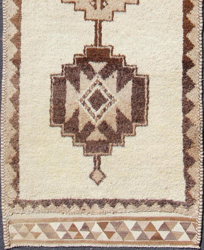 Keivan Woven Arts, En - 176285 Vintage Turkish Tulu Runner Rug With Tribal Motifs in Shades of Brown and Cream. Turkish Tulu vintage runner in earth tones with tribal medallion design, rug en - 176285, country of origin / type: turkey / Tulu, circa 1960 ... - Keivan Woven ArtsEN - 176285 - 10836Rug