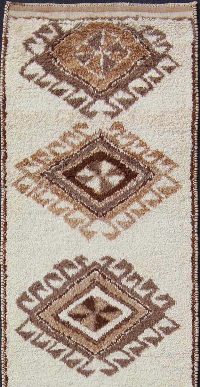 Vintage Turkish Tulu Gallery Rug with Tribal Diamond Design in Cream and Brown. Turkish Tulu vintage runner in Earth tones, light and dark brown and cream colors, with tribal Moroccan design, rug en - 176286, country of origin / type: Turkey / Tu... - Keivan Woven ArtsEN - 176286 - 10994Rug