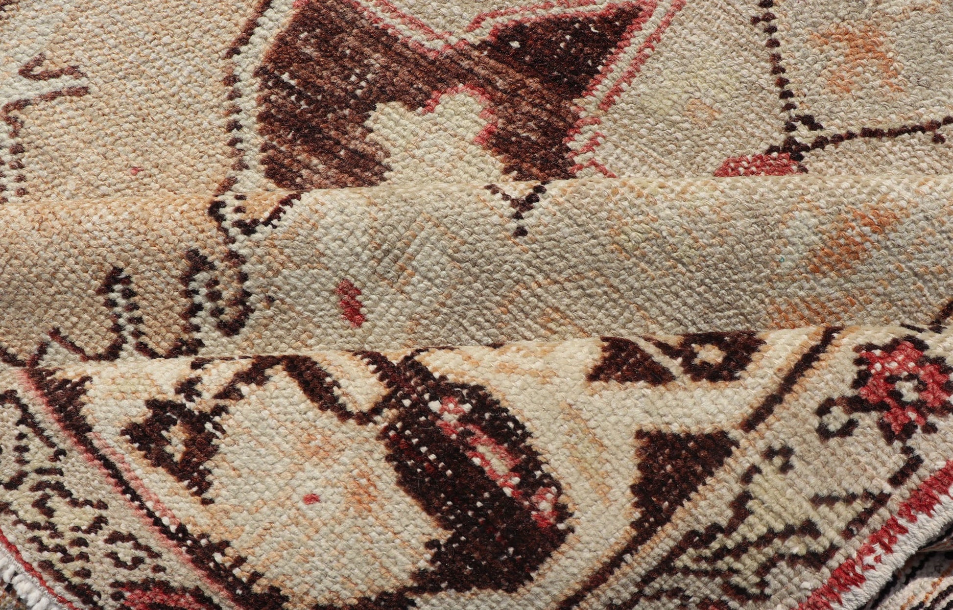 Vintage Turkish Oushak Rug in Orange, Brown, Taupe, and Light Green Vintage oushak from Turkey with Medallion design in various tones of orange, tan, sand, taupe, brown, and light green. Keivan Woven Arts / rug EN - 176290, country of origin / typ... - Keivan Woven ArtsEN - 176290 - 17448Rug