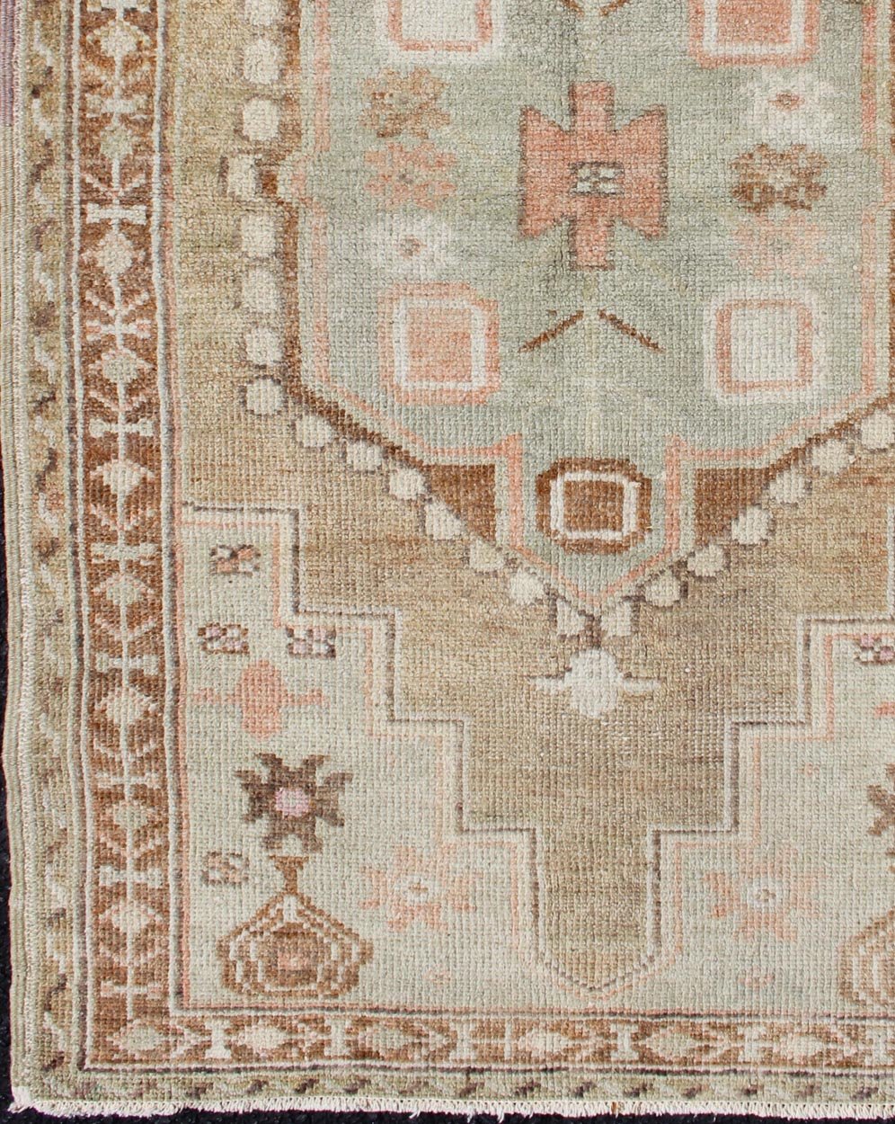 Medallion Antique Oushak Rug from Turkey Beautiful Turkish Rug with Cheerful Design, rug en - 176299, country of origin / type: Turkey / Oushak, circa 1930 This antique Turkish Oushak rug features a central medallion design flanked by vario... - Keivan Woven ArtsEN - 176299 - 11277Rug