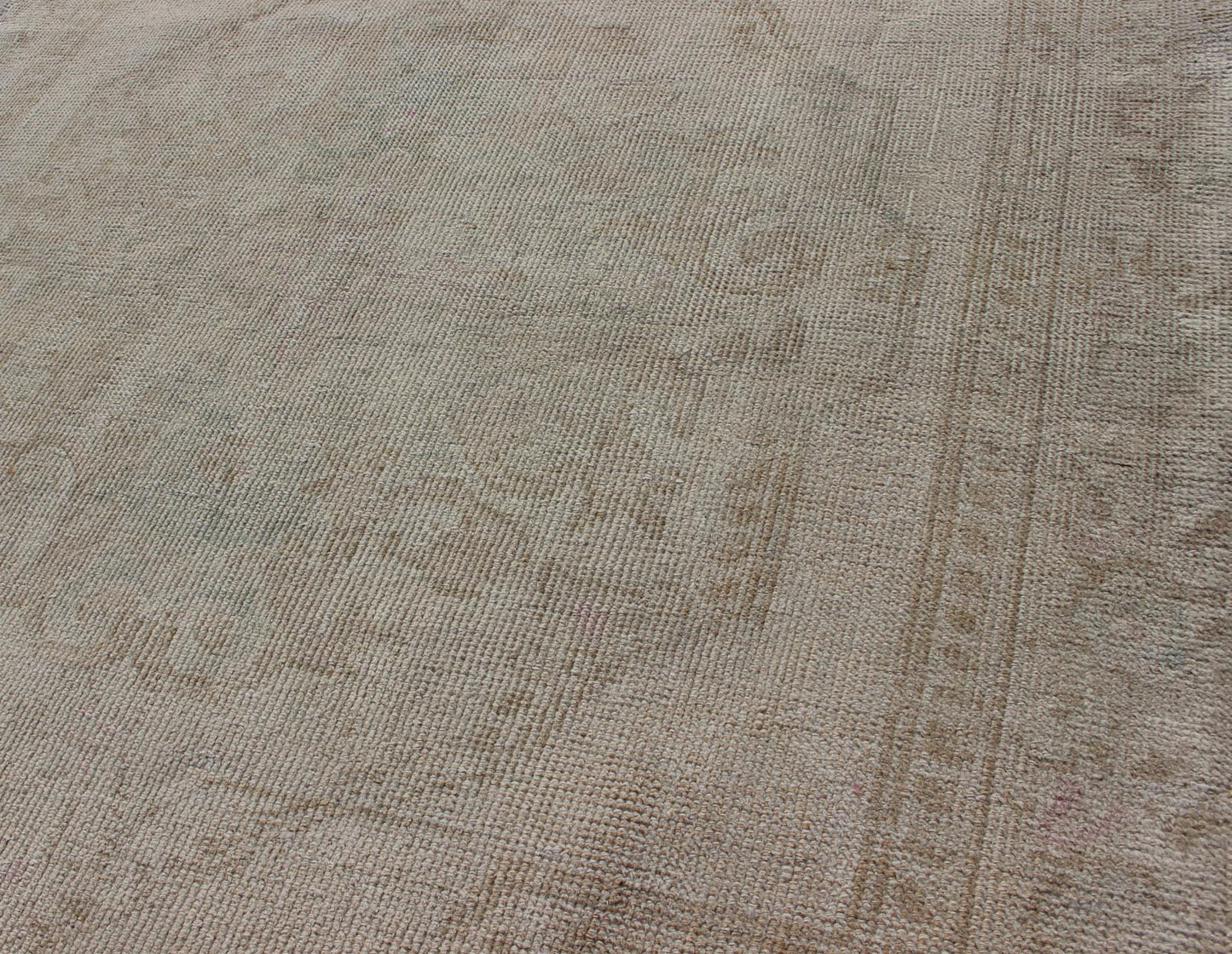 Vintage Turkish Oushak With Large Medallion in Muted Earth Tones .Turkish Oushak rug has one stretched palmette medallion and an overall Sub - geometric design paired with muted tones. Mid - 20th Century. Keivan Woven Arts Rug# EN - 176333 . Measures: 4'1... - Keivan Woven ArtsEN - 176333 - 11010Rug