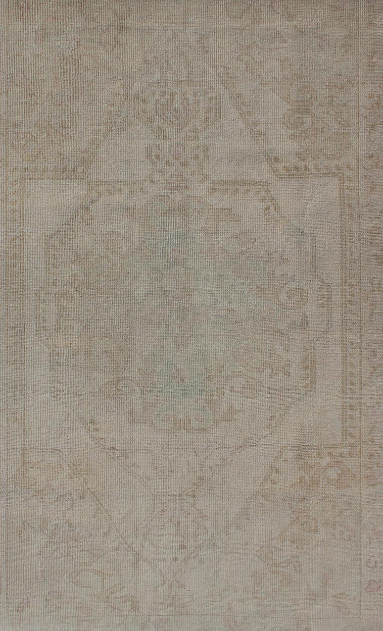 Vintage Turkish Oushak With Large Medallion in Muted Earth Tones .Turkish Oushak rug has one stretched palmette medallion and an overall Sub - geometric design paired with muted tones. Mid - 20th Century. Keivan Woven Arts Rug# EN - 176333 . Measures: 4'1... - Keivan Woven ArtsEN - 176333 - 11010Rug