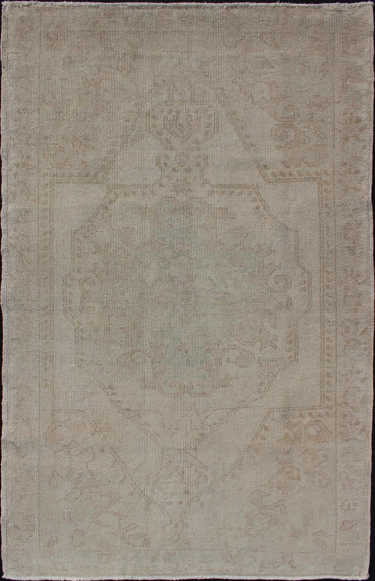 Vintage Turkish Oushak With Large Medallion in Muted Earth Tones .Turkish Oushak rug has one stretched palmette medallion and an overall Sub - geometric design paired with muted tones. Mid - 20th Century. Keivan Woven Arts Rug# EN - 176333 . Measures: 4'1... - Keivan Woven ArtsEN - 176333 - 11010Rug