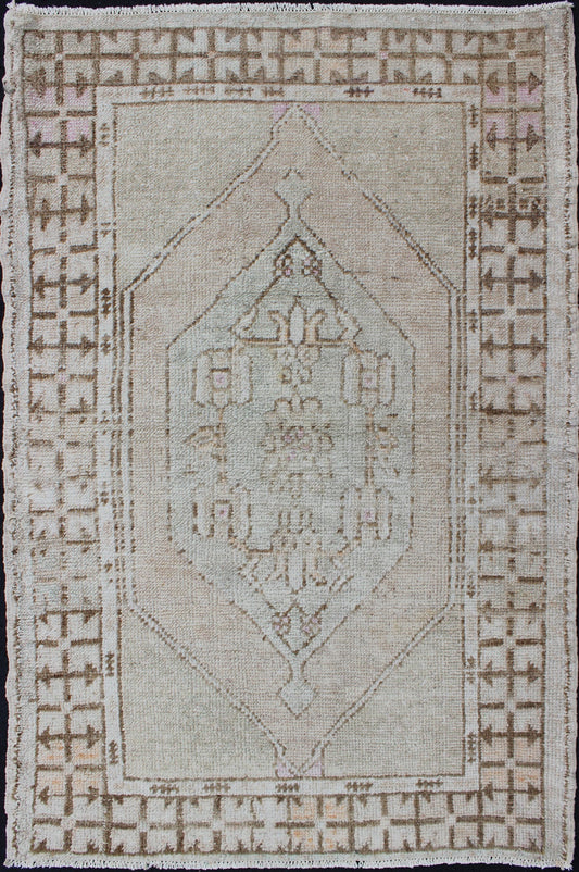 Oushak Vintage Rug from Turkey with Layered Medallion in Tan & Taupe Shades of browns, tan's, and taupe's Oushak vintage rug from Turkey with layered medallion, Keivan Woven Arts / rug/EN - 176367, country of origin / type: Turkey / Oushak, circa ... - Keivan Woven ArtsEN - 176367 - 10257Rug