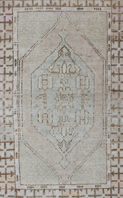 Oushak Vintage Rug from Turkey with Layered Medallion in Tan & Taupe Shades of browns, tan's, and taupe's Oushak vintage rug from Turkey with layered medallion, Keivan Woven Arts / rug/EN - 176367, country of origin / type: Turkey / Oushak, circa ... - Keivan Woven ArtsEN - 176367 - 10257Rug