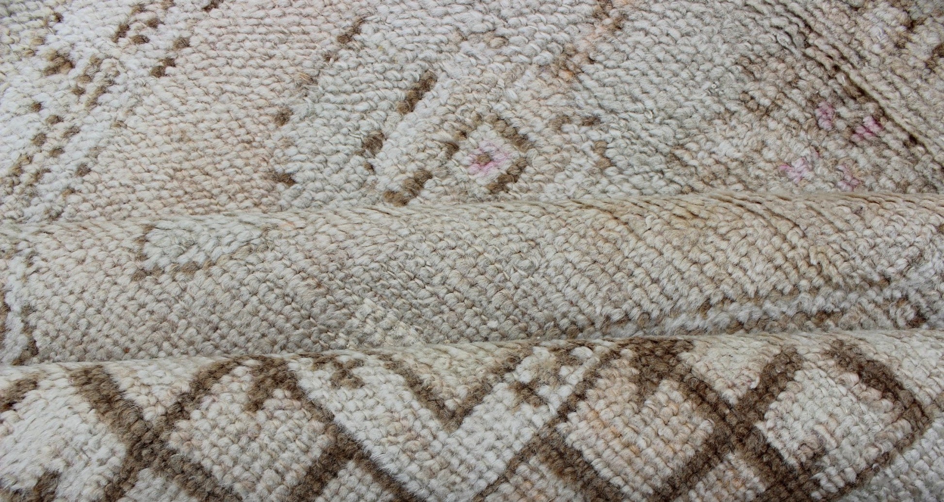 Oushak Vintage Rug from Turkey with Layered Medallion in Tan & Taupe Shades of browns, tan's, and taupe's Oushak vintage rug from Turkey with layered medallion, Keivan Woven Arts / rug/EN - 176367, country of origin / type: Turkey / Oushak, circa ... - Keivan Woven ArtsEN - 176367 - 10257Rug