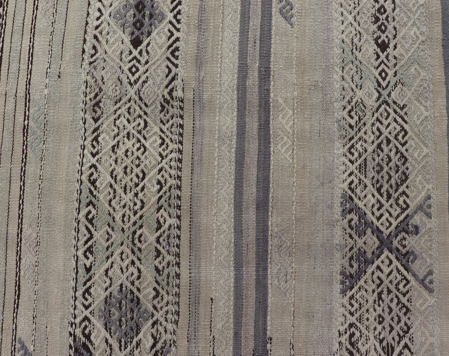 Stripe Design Turkish Vintage Flat - Weave Rug in Shades Grey, Brown, and Lavender. Keivan Woven Arts / rug EN - 176469, country of origin / type: Turkey / Kilim, circa 1950 This vintage Turkish Kilim rug features a contemporary geometric stripe des... - Keivan Woven ArtsEN - 176469 - 17454Rug