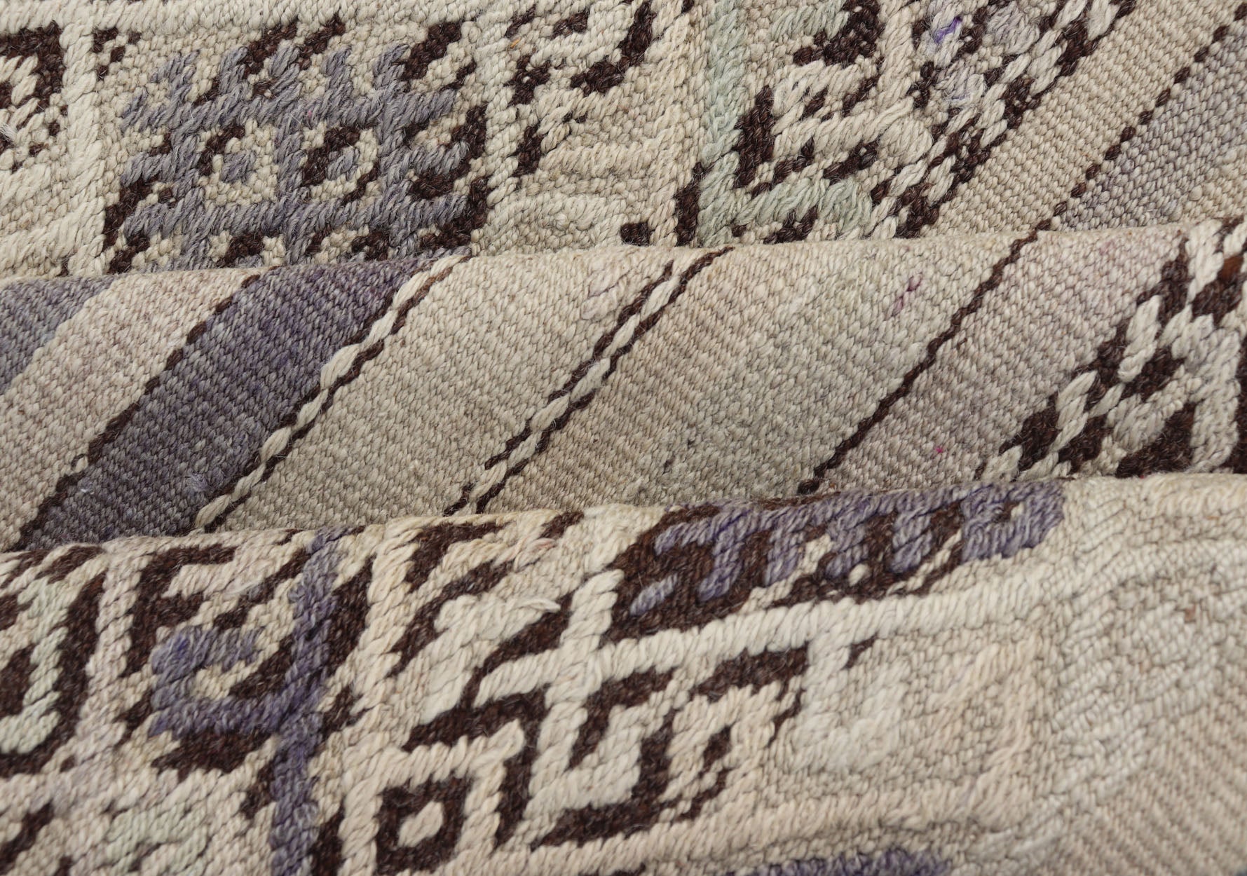 Stripe Design Turkish Vintage Flat - Weave Rug in Shades Grey, Brown, and Lavender. Keivan Woven Arts / rug EN - 176469, country of origin / type: Turkey / Kilim, circa 1950 This vintage Turkish Kilim rug features a contemporary geometric stripe des... - Keivan Woven ArtsEN - 176469 - 17454Rug