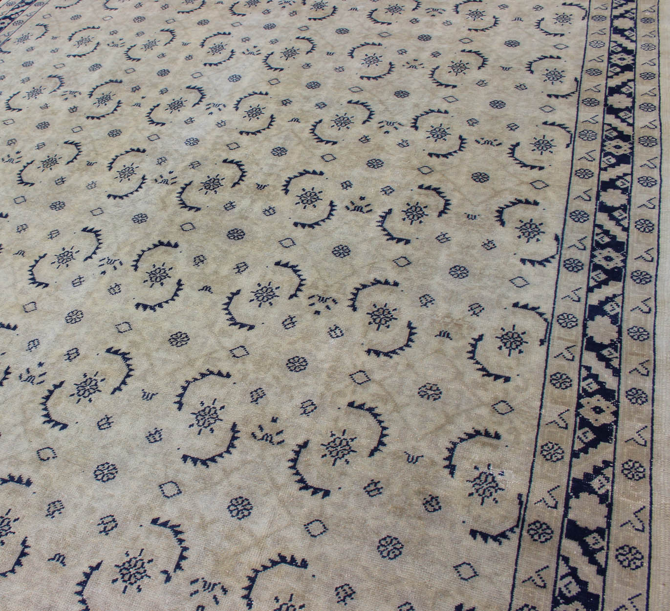 Navy Blue and Ivory All over Design Vintage Turkish Oushak Rug Turkishall - over small - scale rug in navy blue, ivory, rug en - 176496, country of origin / type: Turkey / Oushak, circa 1940 This vintage Turkish Oushak rug features a contempora... - Keivan Woven ArtsEN - 176496 - 11261Rug