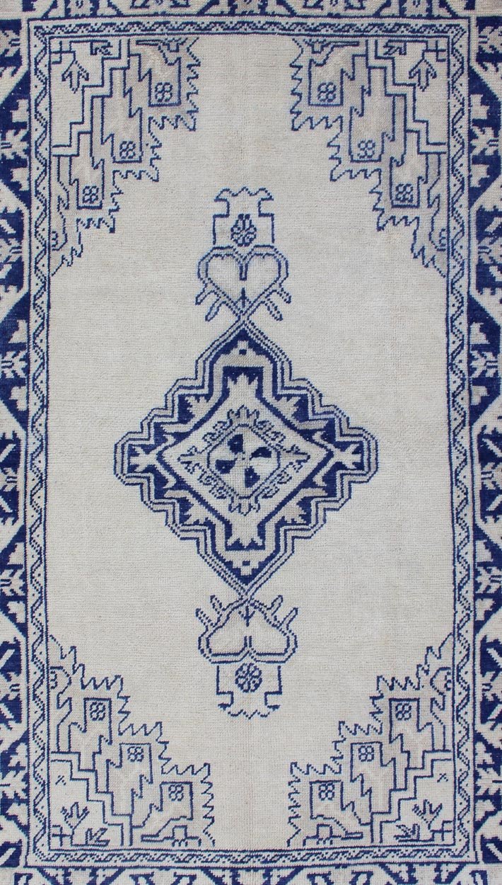 Keivan Woven Arts, Turkish Oushak Antique Carpet with Tribal Medallion Design, rug en - 176500, country of origin / type: Turkey / Oushak, circa 1930 This regal Oushak rug from Turkey features a medallion design rendered in deep blue set atop a cr... - Keivan Woven ArtsEN - 176500 - 11235Rug