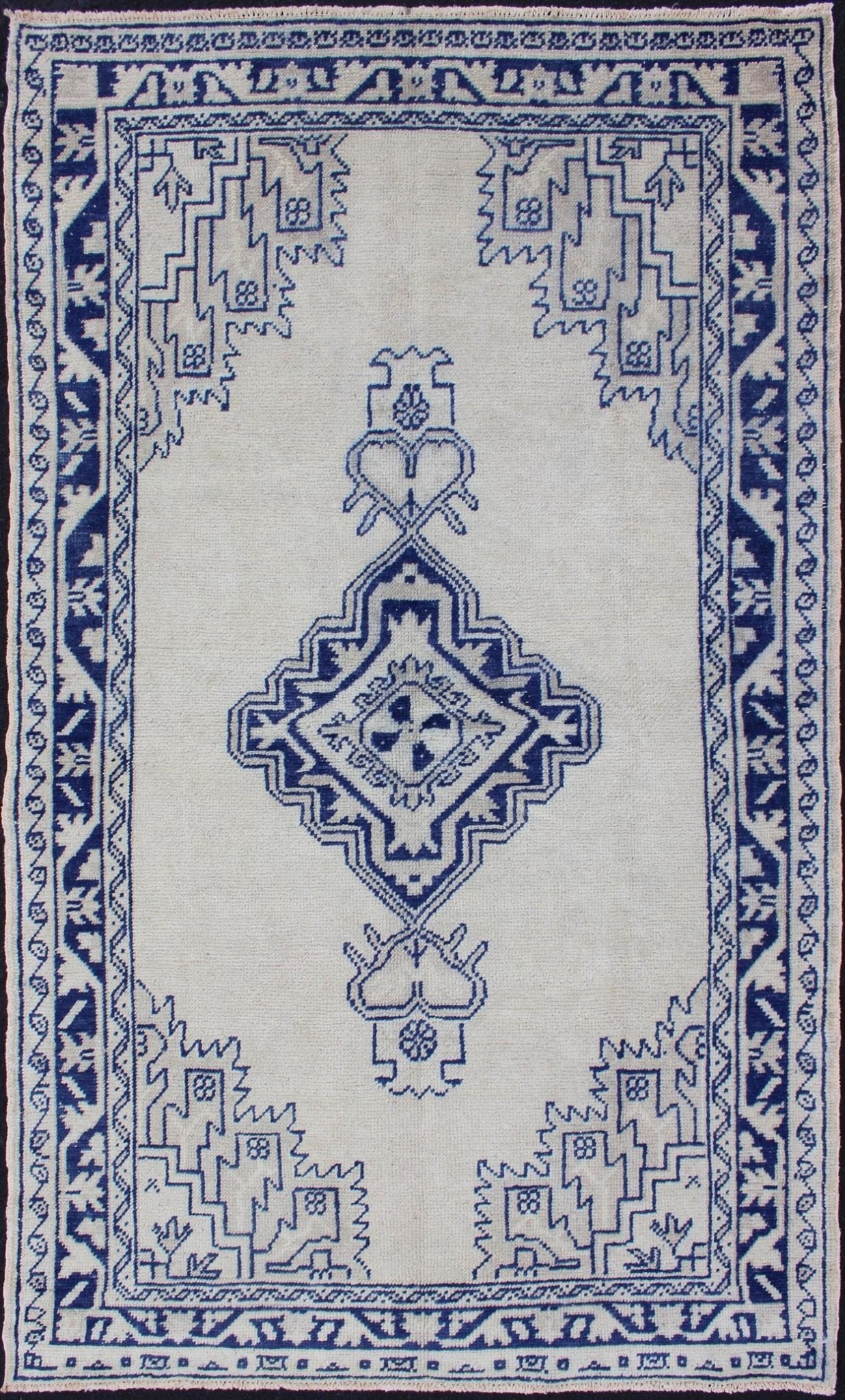 Keivan Woven Arts, Turkish Oushak Antique Carpet with Tribal Medallion Design, rug en - 176500, country of origin / type: Turkey / Oushak, circa 1930 This regal Oushak rug from Turkey features a medallion design rendered in deep blue set atop a cr... - Keivan Woven ArtsEN - 176500 - 11235Rug