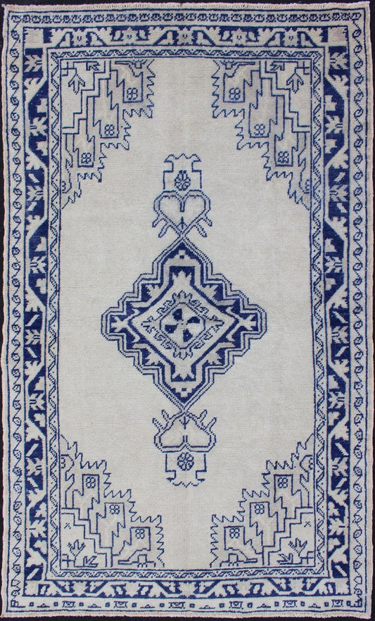 Keivan Woven Arts, Turkish Oushak Antique Carpet with Tribal Medallion Design, rug en - 176500, country of origin / type: Turkey / Oushak, circa 1930 This regal Oushak rug from Turkey features a medallion design rendered in deep blue set atop a cr... - Keivan Woven ArtsEN - 176500 - 11235Rug