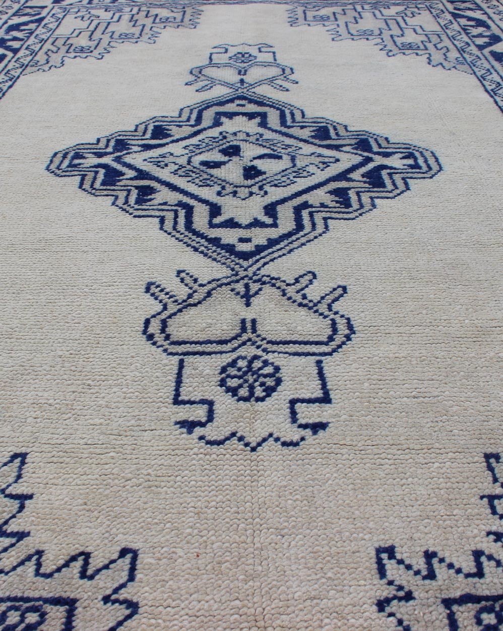 Keivan Woven Arts, Turkish Oushak Antique Carpet with Tribal Medallion Design, rug en - 176500, country of origin / type: Turkey / Oushak, circa 1930 This regal Oushak rug from Turkey features a medallion design rendered in deep blue set atop a cr... - Keivan Woven ArtsEN - 176500 - 11235Rug
