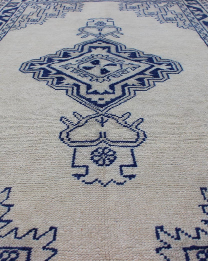 Keivan Woven Arts, Turkish Oushak Antique Carpet with Tribal Medallion Design, rug en - 176500, country of origin / type: Turkey / Oushak, circa 1930 This regal Oushak rug from Turkey features a medallion design rendered in deep blue set atop a cr... - Keivan Woven ArtsEN - 176500 - 11235Rug