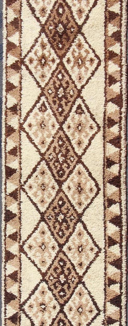 Brown and cream colored tribal Medallion design Kilim Turkish vintage runner, rug en - 176528, country of origin / type: Turkey / Kilim, circa 1960. This unique Turkish Kilim runner features a graphic vertical design of interconnected medallion mo... - Keivan Woven ArtsEN - 176528 - 10844Rug