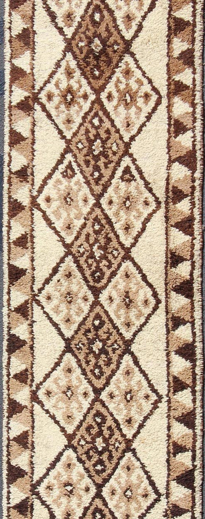 Brown and cream colored tribal Medallion design Kilim Turkish vintage runner, rug en - 176528, country of origin / type: Turkey / Kilim, circa 1960. This unique Turkish Kilim runner features a graphic vertical design of interconnected medallion mo... - Keivan Woven ArtsEN - 176528 - 10844Rug
