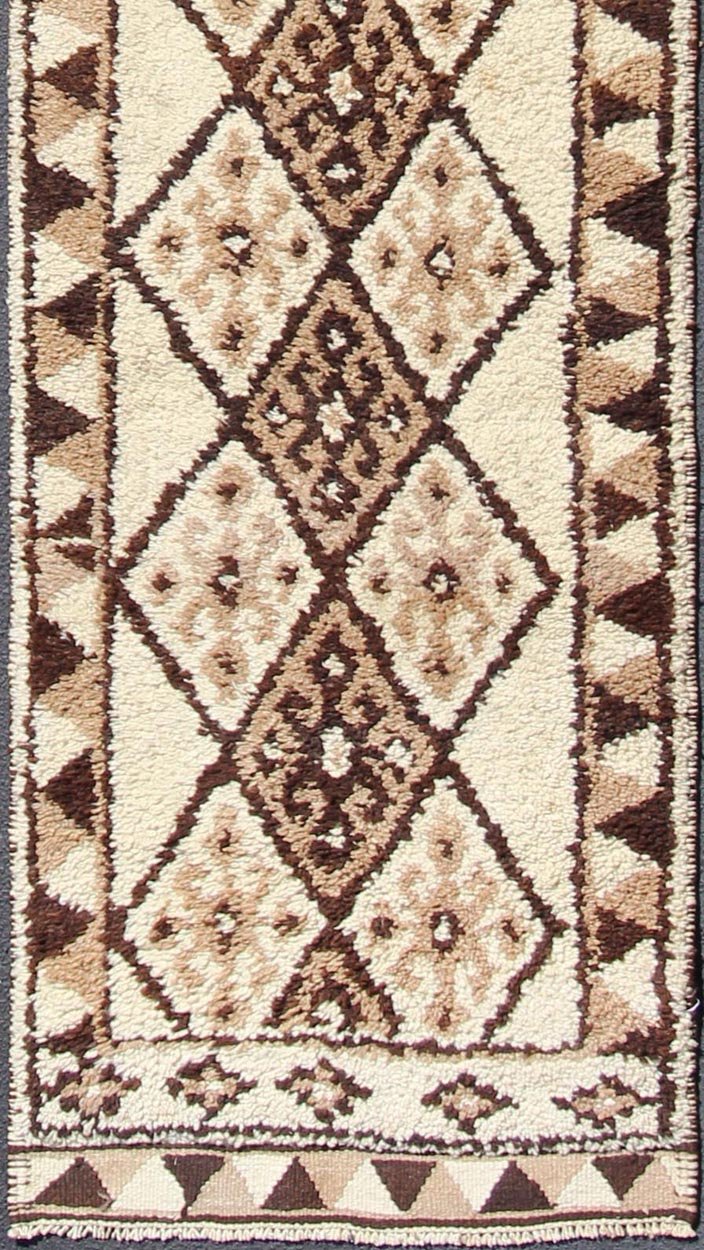 Brown and cream colored tribal Medallion design Kilim Turkish vintage runner, rug en - 176528, country of origin / type: Turkey / Kilim, circa 1960. This unique Turkish Kilim runner features a graphic vertical design of interconnected medallion mo... - Keivan Woven ArtsEN - 176528 - 10844Rug