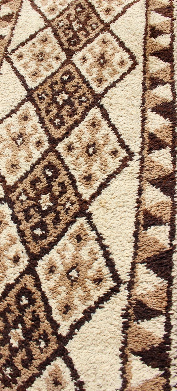 Brown and cream colored tribal Medallion design Kilim Turkish vintage runner, rug en - 176528, country of origin / type: Turkey / Kilim, circa 1960. This unique Turkish Kilim runner features a graphic vertical design of interconnected medallion mo... - Keivan Woven ArtsEN - 176528 - 10844Rug