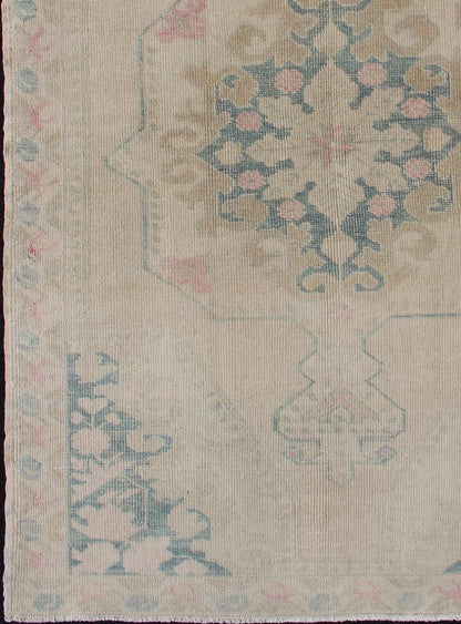 Faded Turkish Oushak Rug From Turkey With Blossom Medallion Vintage Oushak Rug from Turkey with Medallion Design, rug EN - 176554, country of origin / type: Turkey / Oushak, circa 1950 This vintage Turkish Oushak rug features a singular blo... - Keivan Woven ArtsEN - 176554 - 10662Rug