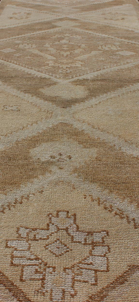 Vintage Turkish Oushak Runner Neutral and warm Colors with Tribal Medallions vintage Turkish Oushak runner in neutral colors with medallions in taupe, brown and light brown. rug/EN - 176561 Keivan Woven Arts / Vintage Oushak runner This vin... - Keivan Woven ArtsEN - 176561 - 11030Rug