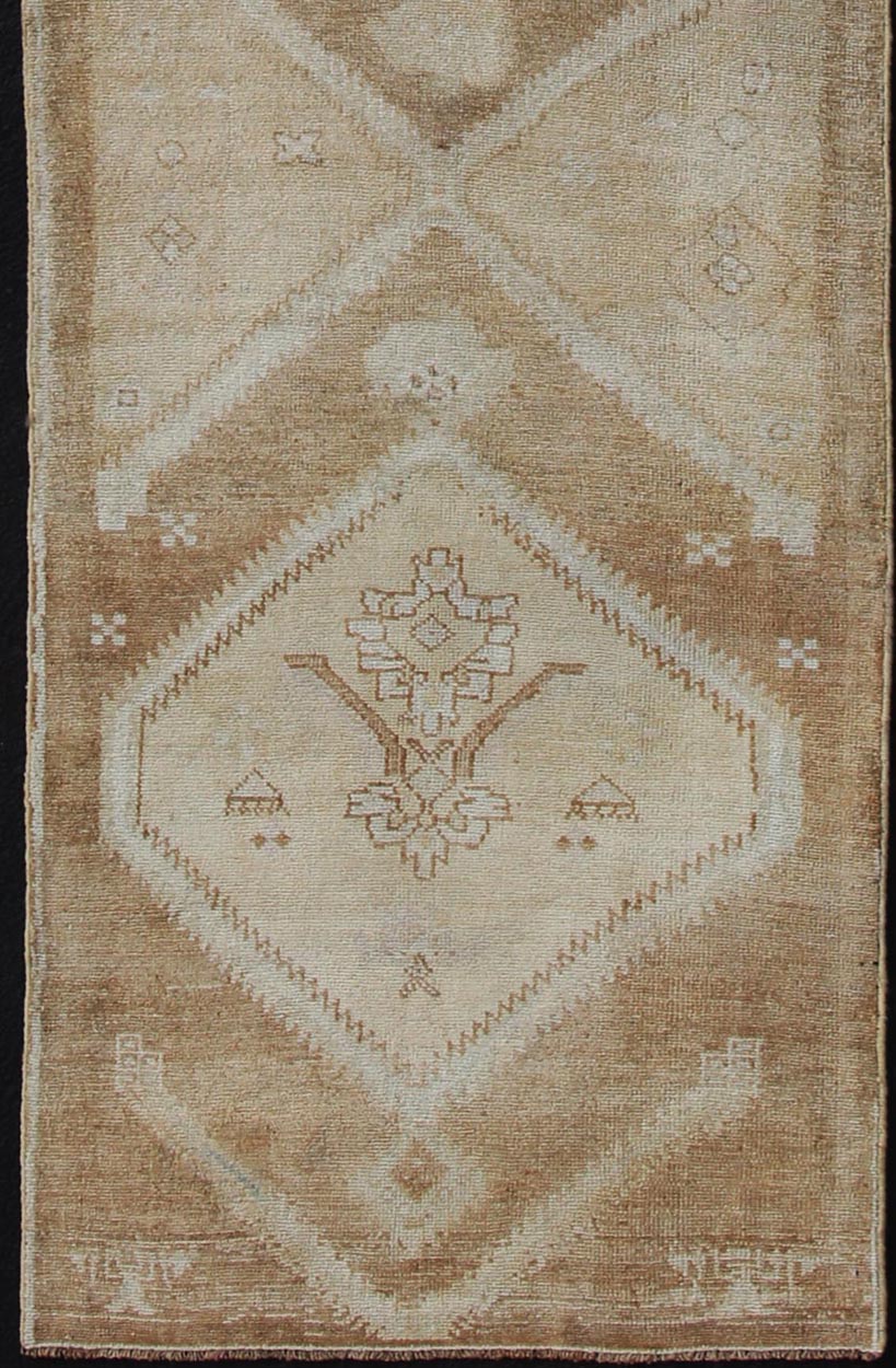 Vintage Turkish Oushak Runner Neutral and warm Colors with Tribal Medallions vintage Turkish Oushak runner in neutral colors with medallions in taupe, brown and light brown. rug/EN - 176561 Keivan Woven Arts / Vintage Oushak runner This vin... - Keivan Woven ArtsEN - 176561 - 11030Rug